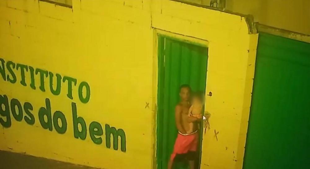 O homem foi flagrado por câmeras de segurança - Foto: divulgação