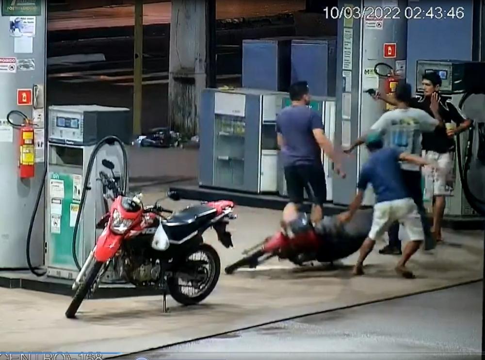 Pessoas que estavam no posto de combustível presenciaram tudo - Foto: divulgação