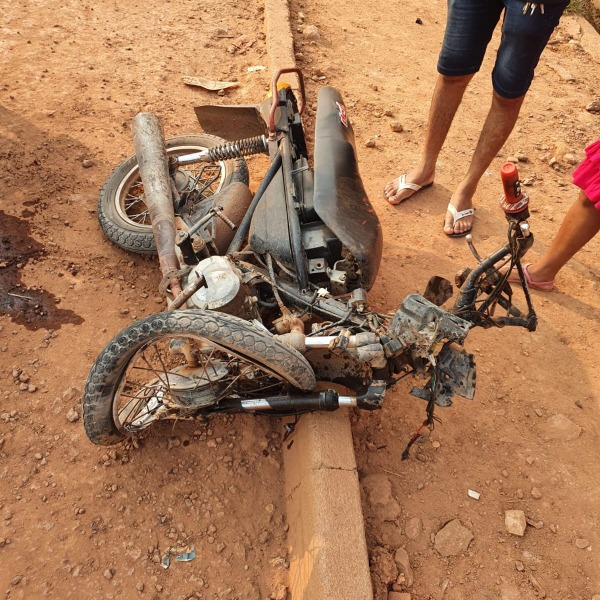 Motocicleta que a vítima trafegava ficou destruída com a batida - Foto:divulgação