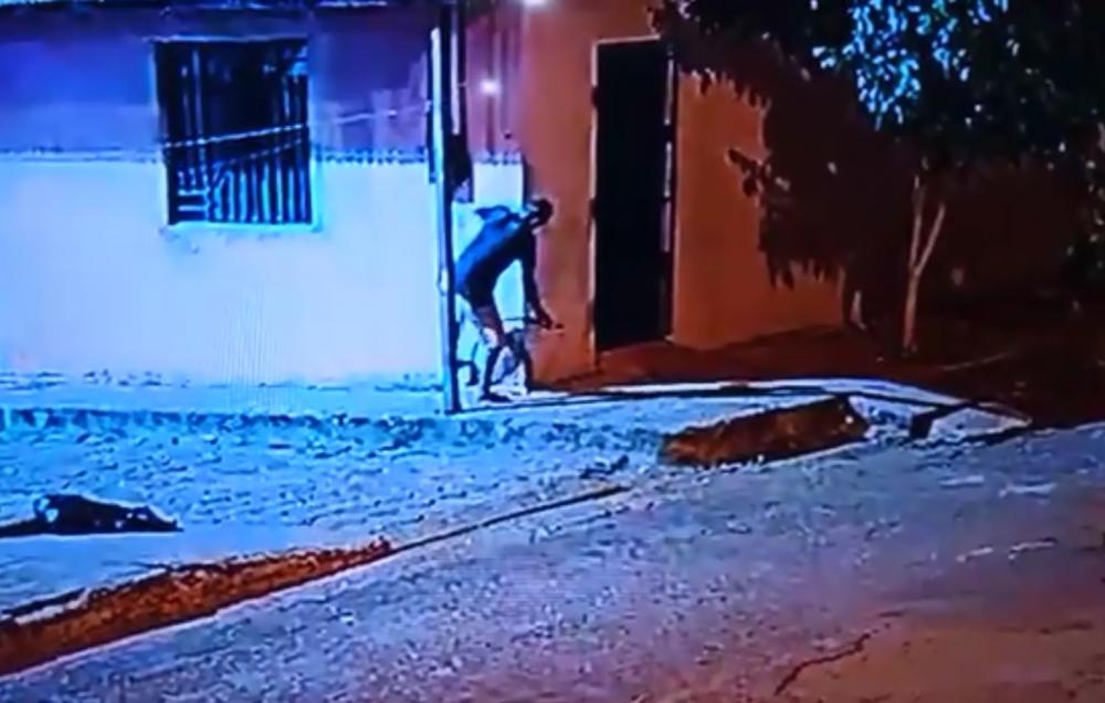 Furto de cabos de cobre foram registrados por câmeras de circuito de segurança - Foto: Reprodução