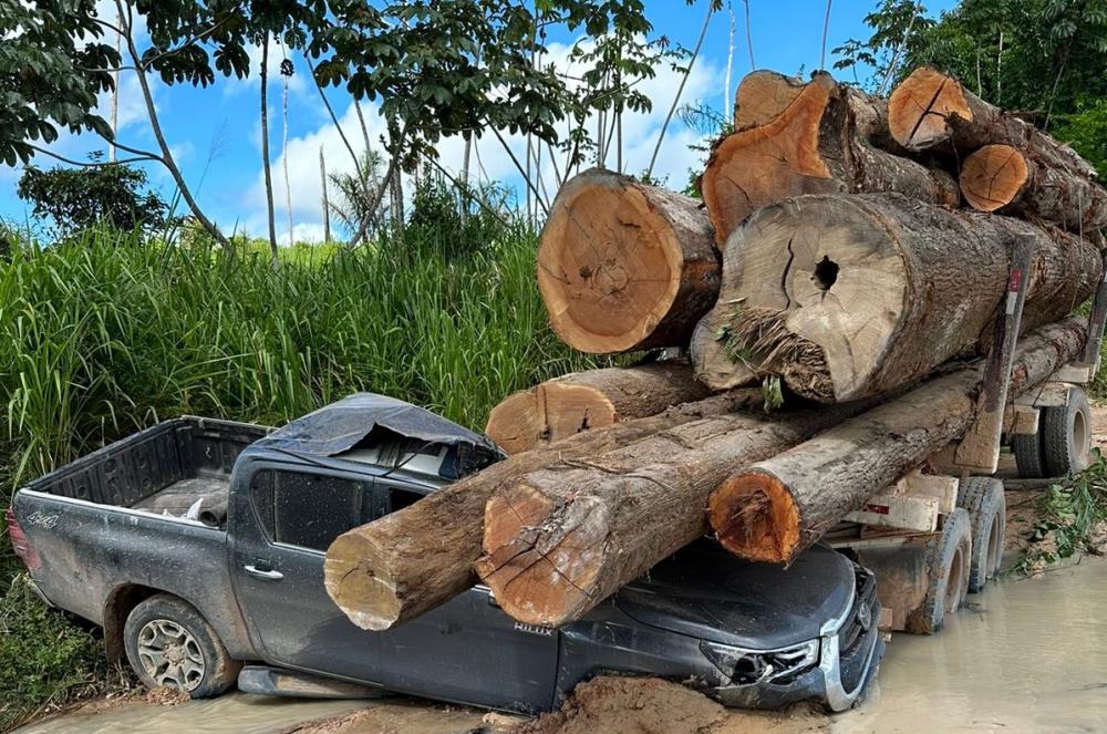 Caminhão atinge caminhonete após descer ladeira de ré - Foto: Reprodução