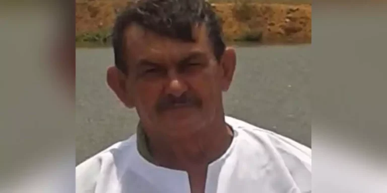 A vítima, identificada como “Seu Freitas”, foi encontrada com os olhos vendados e os pés amarrados, em sua própria residência (Reprodução/Canaã Ativa)