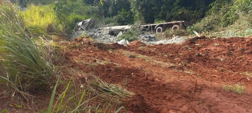 Uruará: Carreta com carga de cimento tomba na “curva da morte” da PA-370