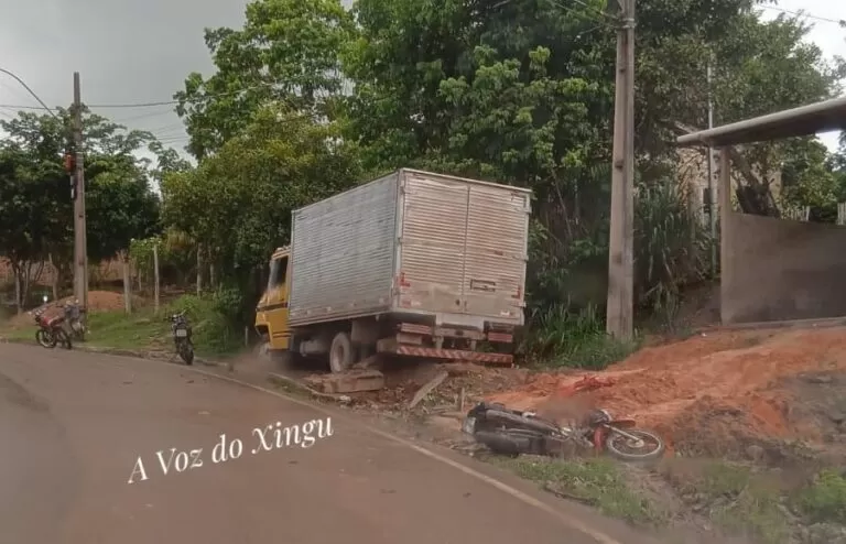 Caminhão perde controle em ladeira e destrói motocicleta em Vitória do Xingu